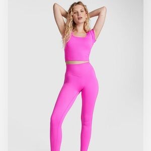 NWOT Victoria Secret Seamless Ribbed Leggings Size Medium Short